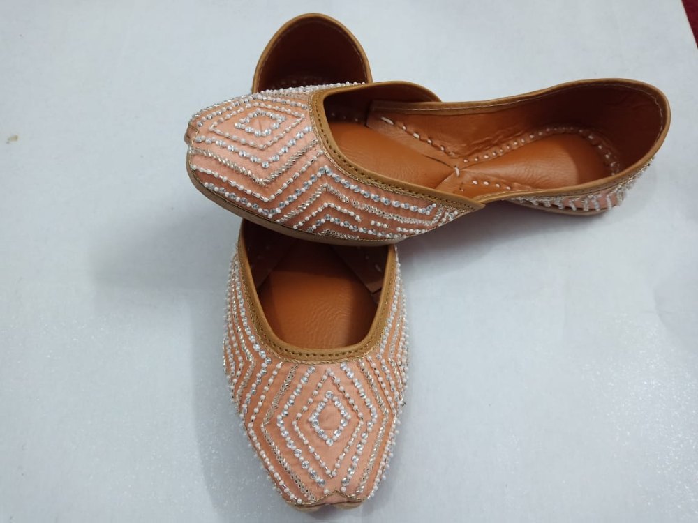 Women Punjabi Jutti from Disha Enterprises