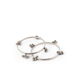 SILVER PLAIN BANGLES WITH SILVER HANGING GHUNGURU
